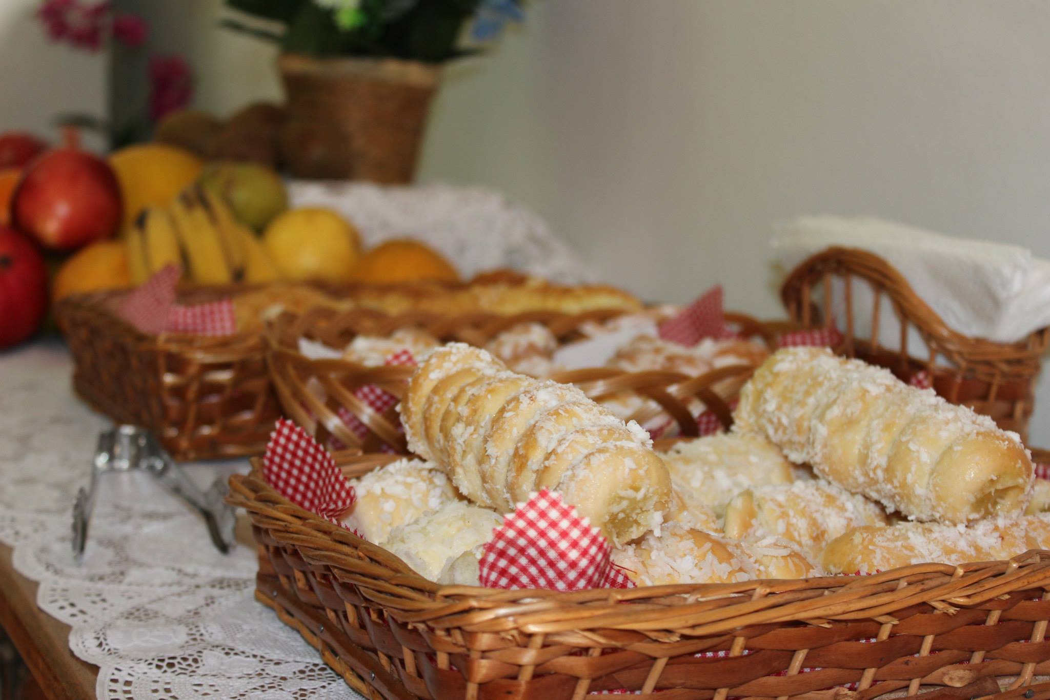 Bolinhos e frutas
