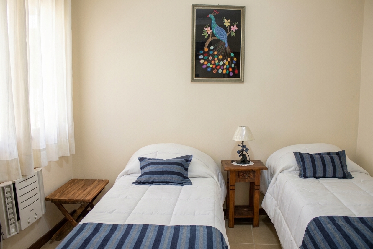 Quarto triplo com camas de solteiro