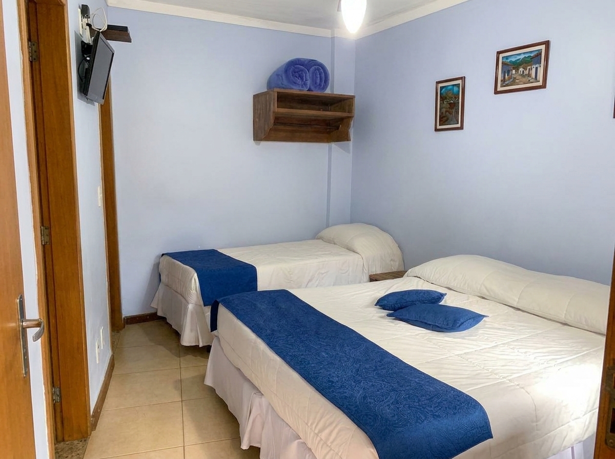 Quarto triplo com cama de casal e de solteiro
